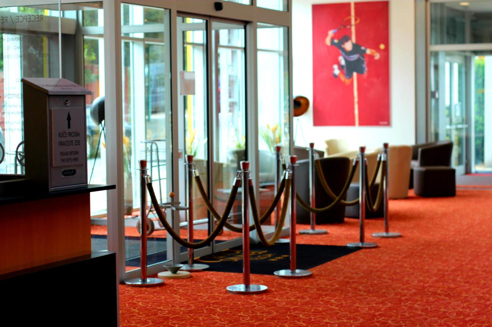 Hotel Tennis Club Простеёв Экстерьер фото